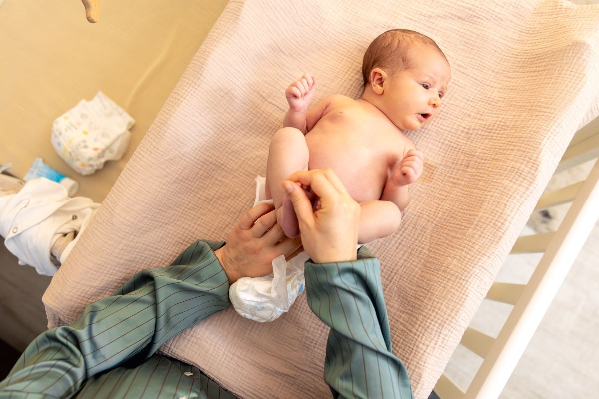 لماذا يبكي رضيعكِ أثناء التبوُّل في شهوره الثلاثة الأولى؟