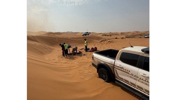 شرطة الشارقة والحرس الوطني ينقذان مواطناً في حادث تدهور دراجة نارية