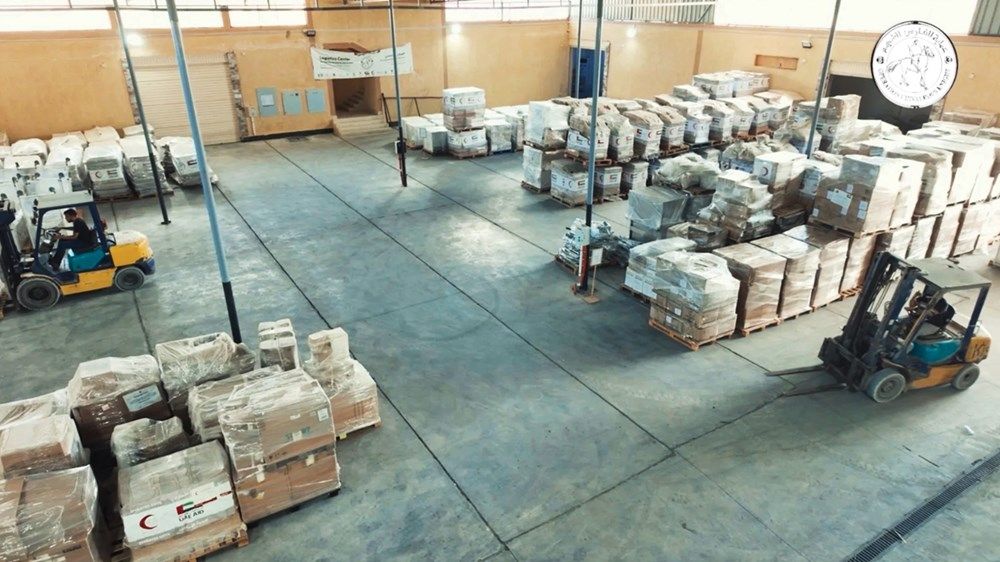 الإمارات توزع 22000 طرد غذائي على النازحين في غزة