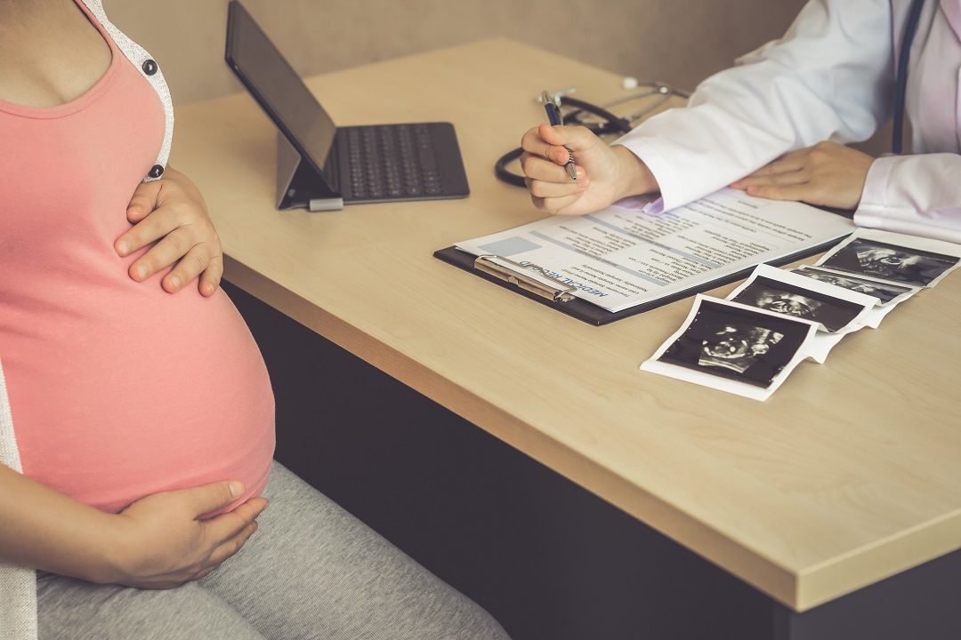 الفرق بين أعراض الحمل الطبيعية والأخرى الخطيرة.. احذري من مضاعفاتها 