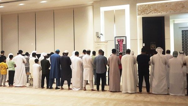 المصلون يؤدون صلاة الخسوف بمساجد الدولة