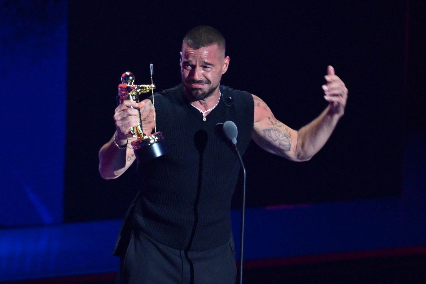 ريكي مارتن يدخل التاريخ بعد تسلمه جائزة الأيقونة اللاتينية في حفل توزيع جوائز MTV VMAs