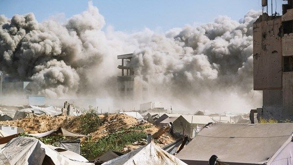 إسرائيل تواصل القصف وتطالب سكان مدينة غزة بالمغادرة فوراً