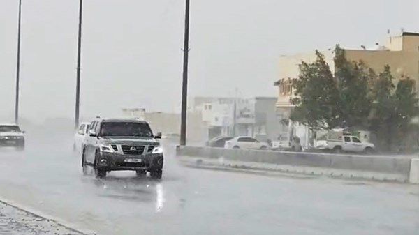 أمطار وبرد على مناطق بالدولة