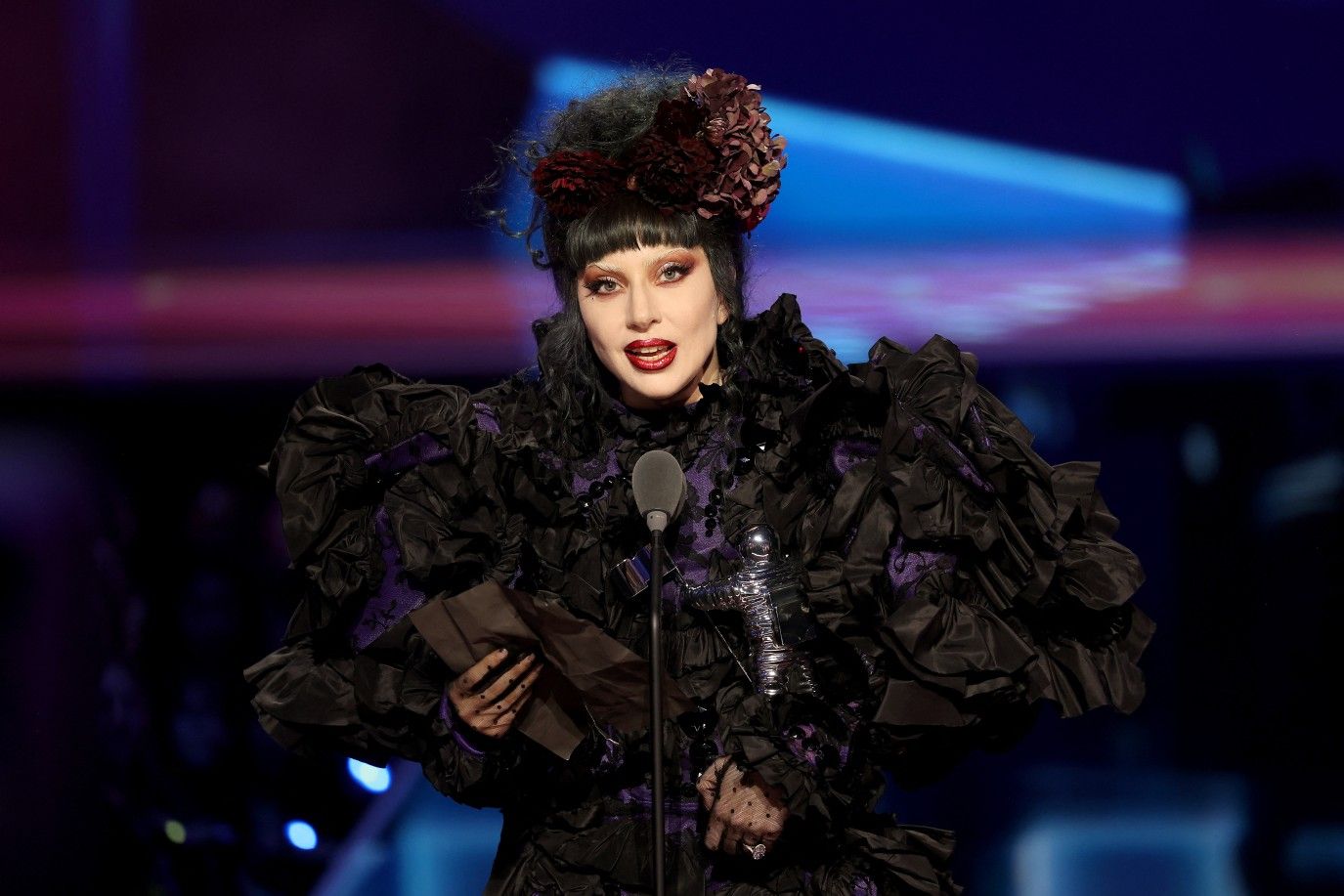 ليدي غاغا تهدي جوائز الـ MTV VMAs لخطيبها مايكل بولانسكي: فنان العام وحب حياتي