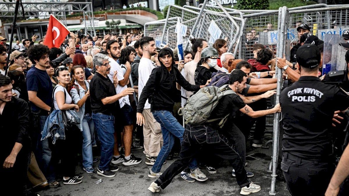 أزمة قيادة في حزب المعارضة التركي تكشف عمق الانقسام السياسي