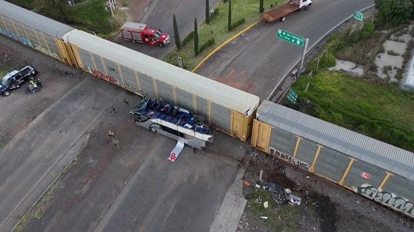 قتلى وعشرات الجرحى في حادث قطار مروع بالمكسيك