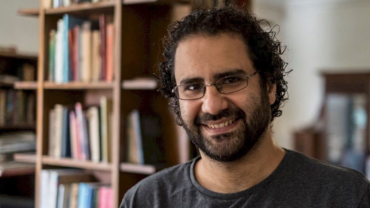 السيسي يوجه بدراسة العفو عن علاء عبد الفتاح.. فمن هو؟