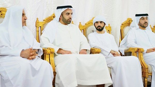 ولي عهد رأس الخيمة يعزي في وفاة أرملة صالح الشحي