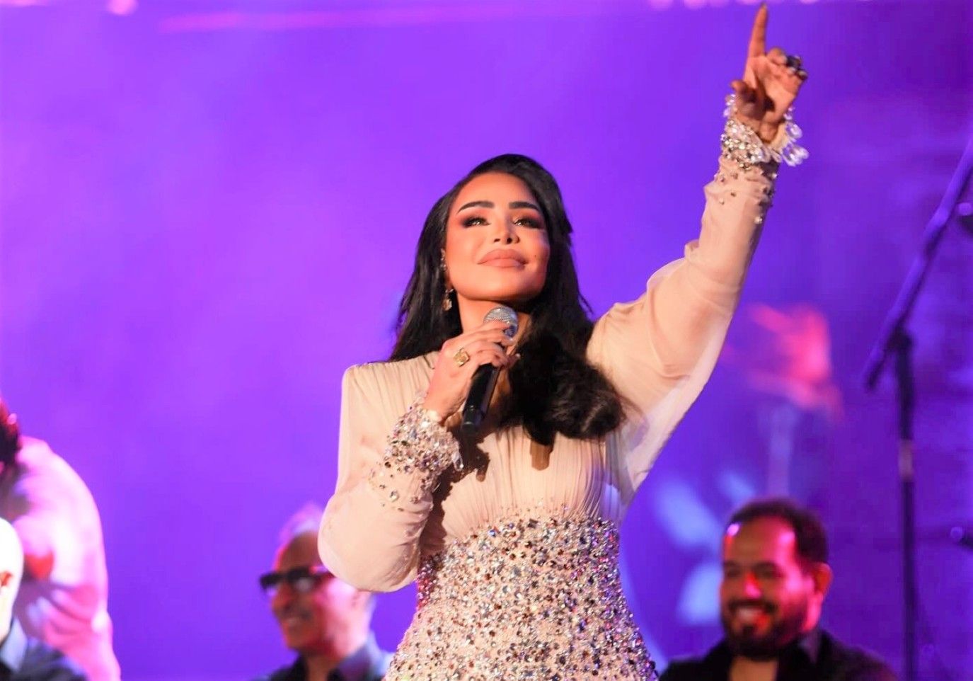وصول أحلام إلى جدة لإقامة حفلها وبروفات مكثفة لـ ليلة فنانة العرب بموسم جدة