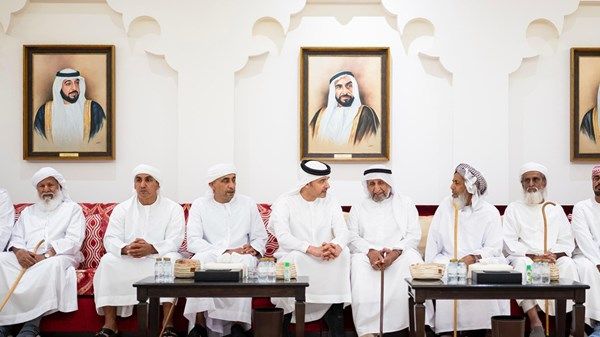 هزاع بن زايد يُقدِّم واجب العزاء في وفاة سعيد عامر حمد النيادي