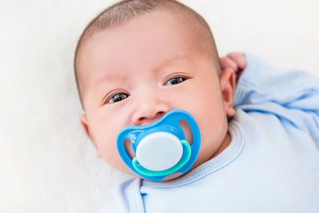 اللهاية بين التهدئة الذاتية والأضرار الصحية ومتى يجب إيقافها؟