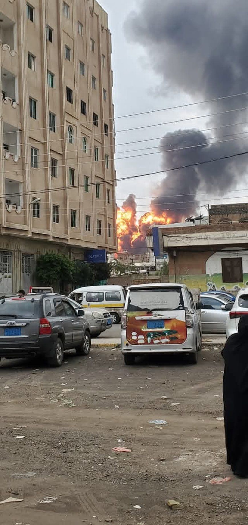 عاجل: شاهد اول صورة لمقر وزارة الداخلية عقب غارات إسرائيلية عنيفة في صنعاء