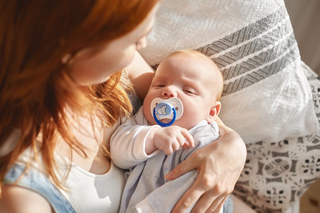 اللهاية بين التهدئة الذاتية والأضرار الصحية ومتى يجب إيقافها؟