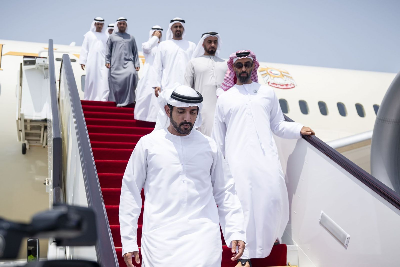 محمد بن زايد أول الواصلين إلى الدوحة