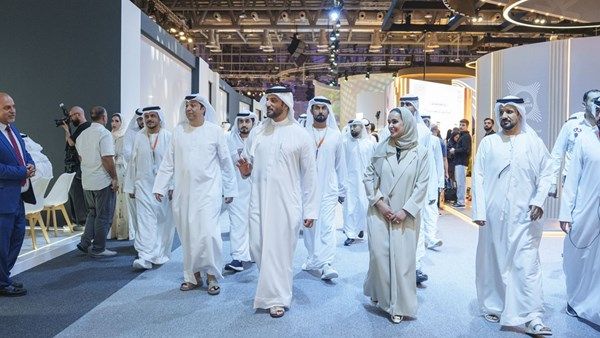 سلطان بن أحمد القاسمي يتفقد الأجنحة المشاركة في المنتدى الدولي للاتصال الحكومي