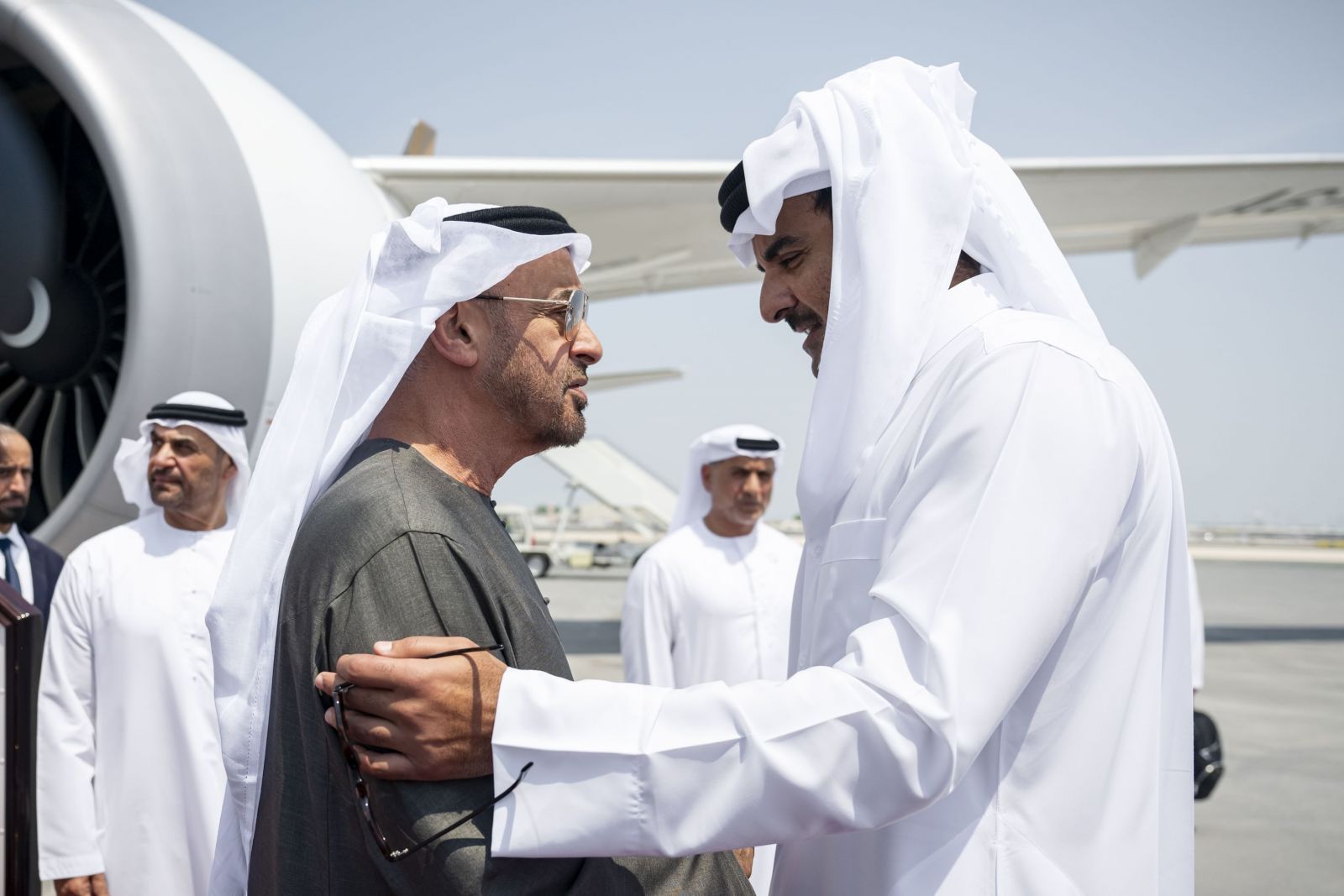 محمد بن زايد أول الواصلين إلى الدوحة