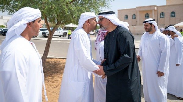 خالد بن محمد بن زايد يُقدم واجب العزاء في وفاة سعيد عامر النيادي