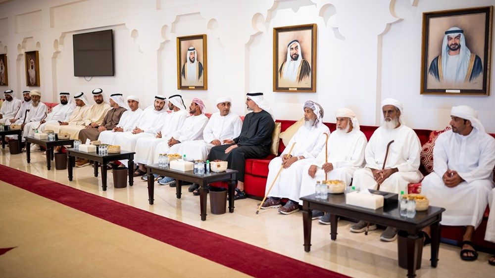 خالد بن محمد بن زايد يُقدم واجب العزاء في وفاة سعيد عامر النيادي