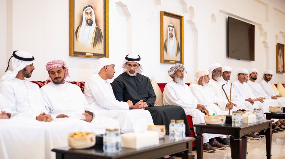 خالد بن محمد بن زايد يُقدم واجب العزاء في وفاة سعيد عامر النيادي