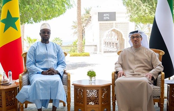 منصور بن زايد يبحث تعزيز التعاون الثنائي مع رئيس وزراء السنغال