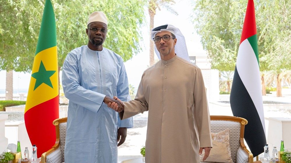 منصور بن زايد يبحث تعزيز التعاون الثنائي مع رئيس وزراء السنغال
