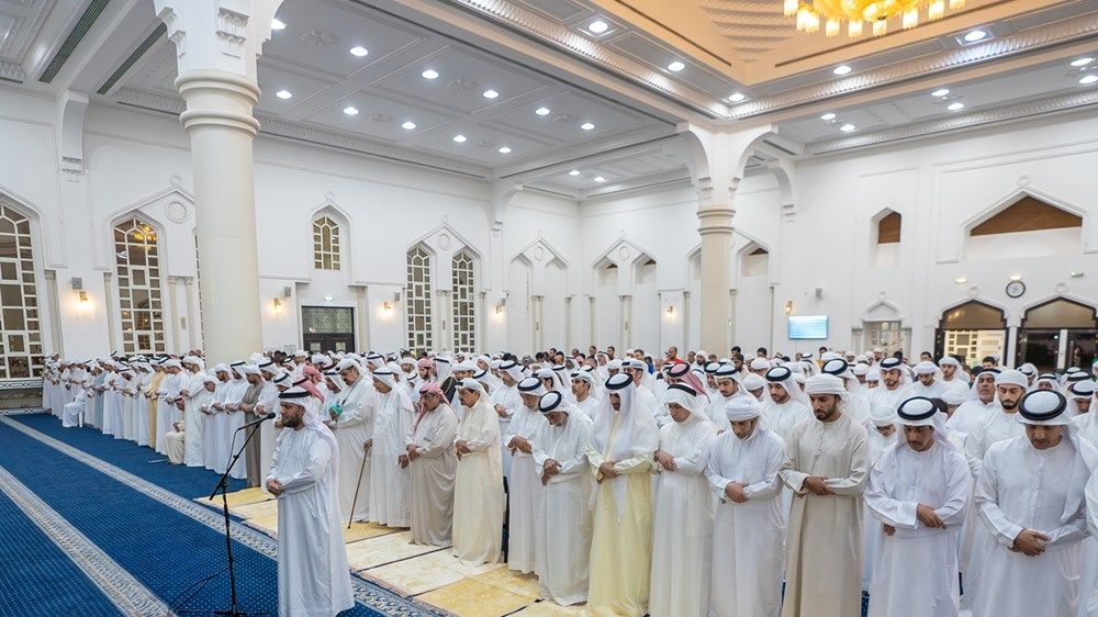 حاكم عجمان يؤدي صلاة الجنازة على جثمان الشيخة عائشة محمد خلف