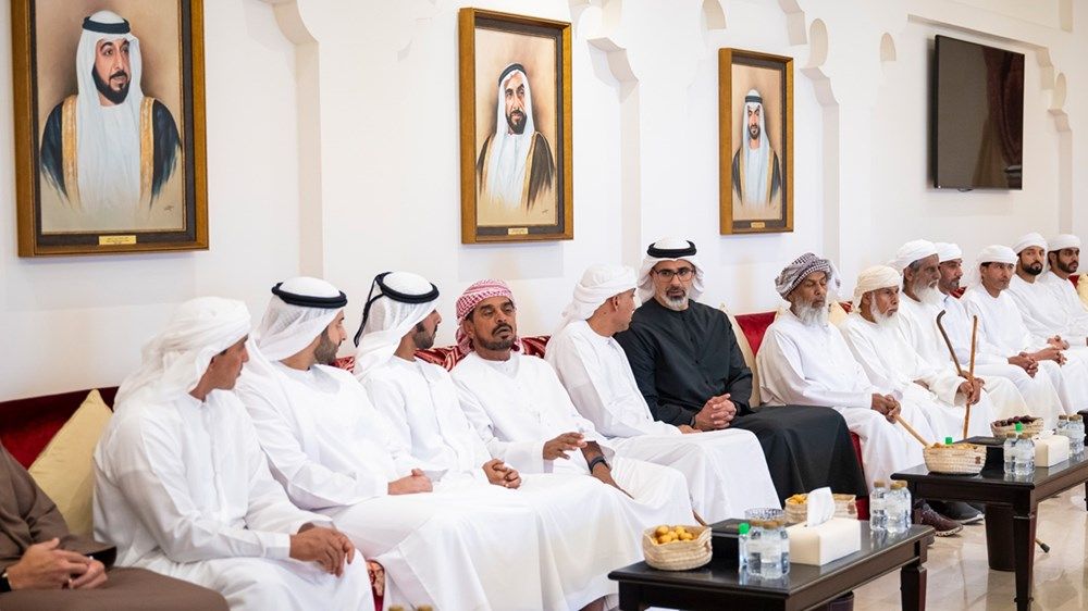 خالد بن محمد بن زايد يُقدم واجب العزاء في وفاة سعيد عامر النيادي