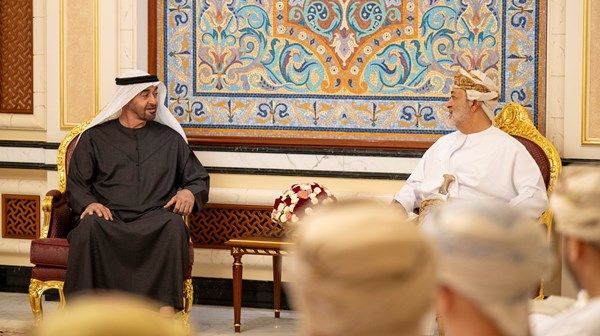 رئيس الدولة وسلطان عمان يبحثان في صلالة علاقات البلدين والتطورات الإقليمية