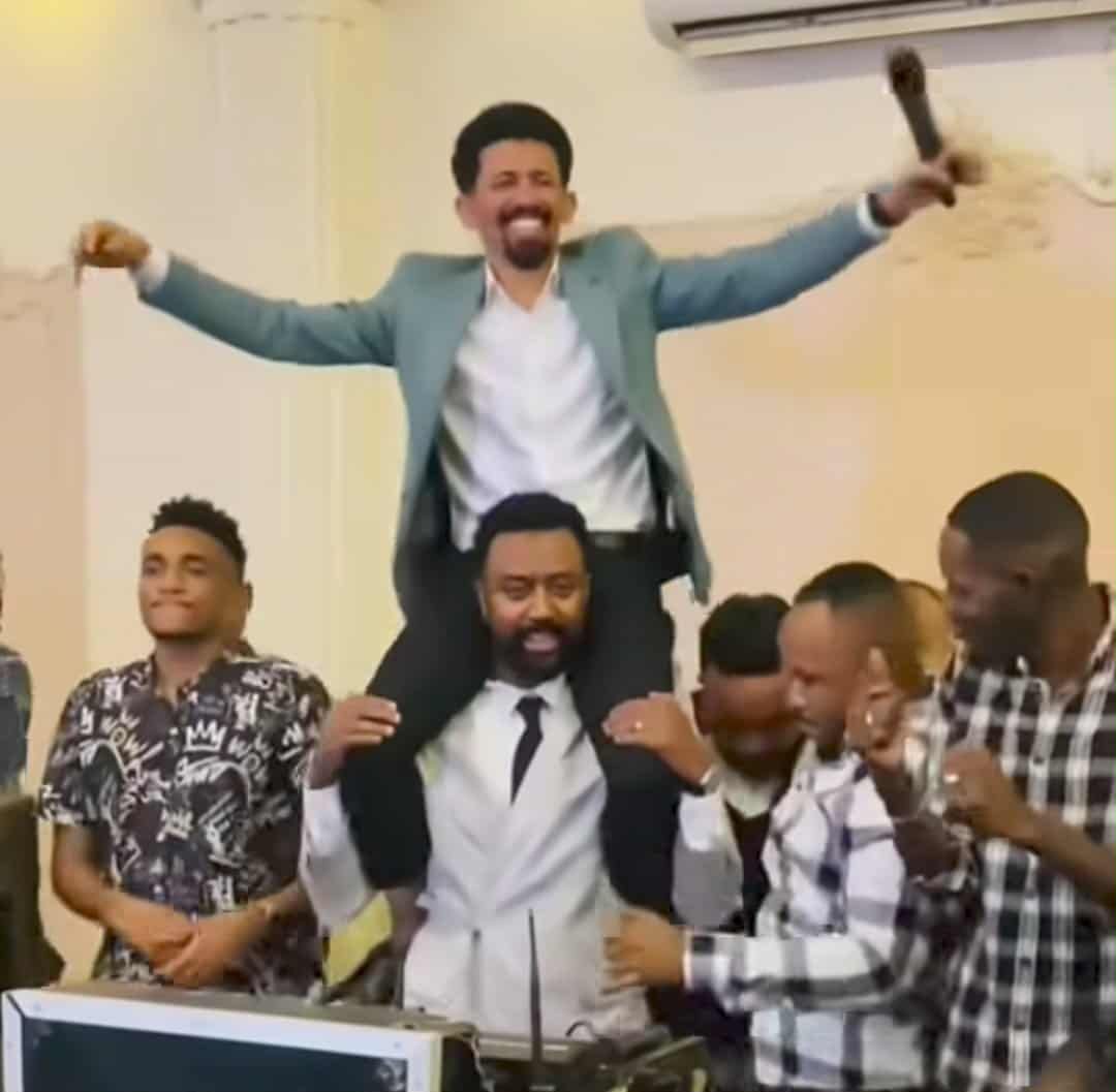 شاهد بالصورة والفيديو.. فنان سوداني يحمل زميله المطرب علي الشيخ على أكتافه ويرقص به أثناء إحياء الأخير لحفل بالقاهرة وساخرون: (لقيت وزنه 5 كيلو وقعدت تنطط بيهو)