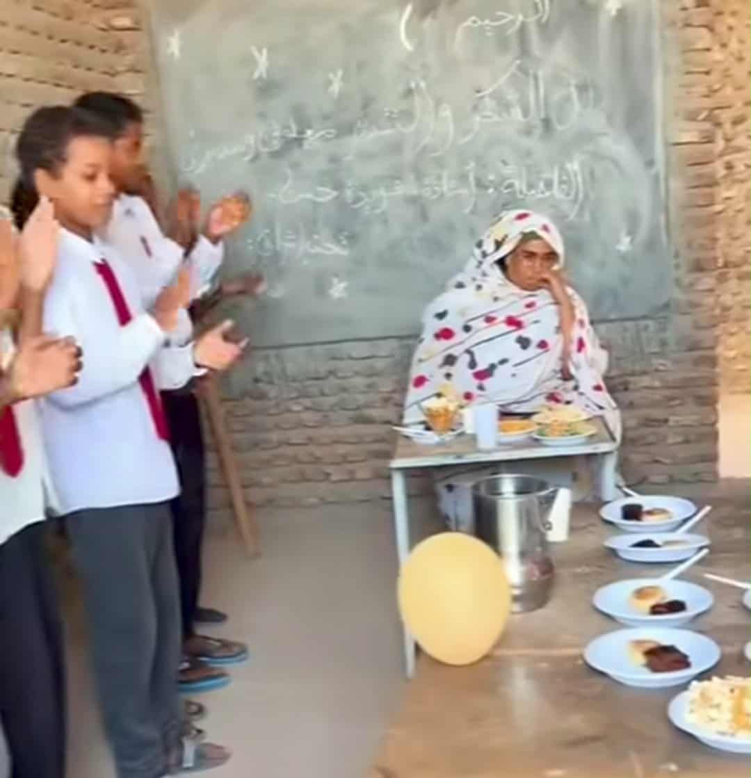 شاهد بالصورة والفيديو.. رغم جلوسهم على فصل دراسي متواضع.. طلاب وطالبات سودانيون يفاجئون معلمتهم بإحتفال مدهش والجمهور يسأل عن مكان المدرسة لتعميرها