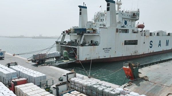 «سفينة المساعدات الإماراتية» تبحر محملة بـ 2500 طن من المساعدات لإغاثة الشعب الأفغاني