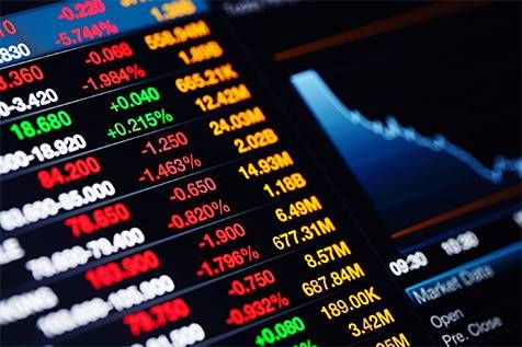 انخفاض مؤشرات الأسهم الأمريكية لتبتعد قليلاً عن مستوياتها القياسية