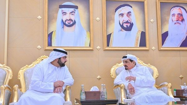 حاكم عجمان يتقبل تعازي ولي عهد الفجيرة في وفاة الشيخة عائشة محمد خلف