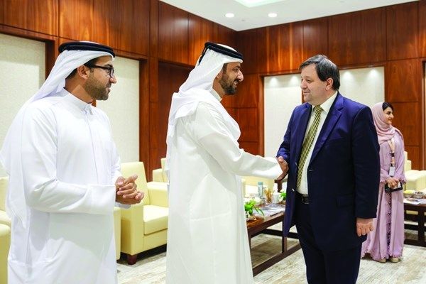 سلطان بن أحمد القاسمي يلتقي عـدداً من الدبلومـاسييـن المشـاركين