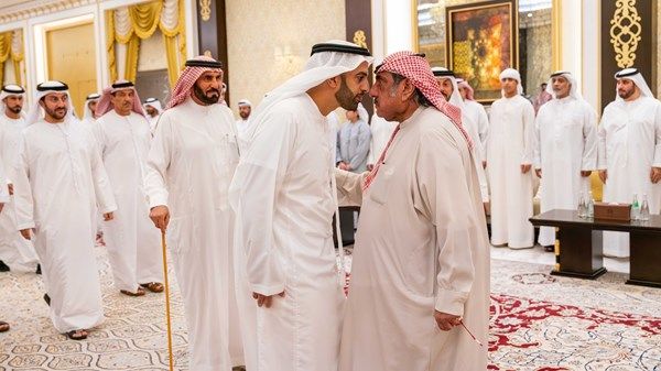 ولي عهد رأس الخيمة يعزي في وفاة الشيخة عائشة محمد خلف
