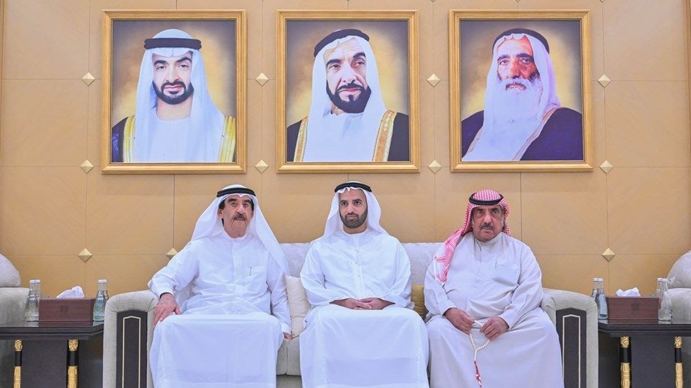 حاكم أم القيوين وولي عهده وولي عهد رأس الخيمة يعزّون في وفاة الشيخة عائشة محمد خلف