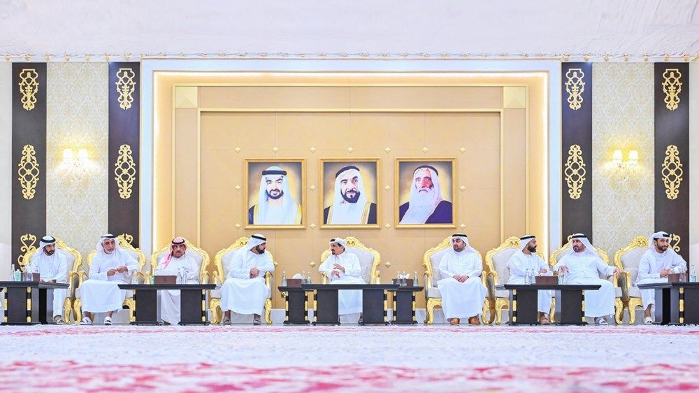 حاكم عجمان يتقبل تعازي ولي عهد الفجيرة في وفاة الشيخة عائشة محمد خلف