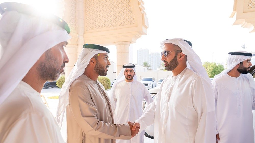 ولي عهد رأس الخيمة يعزي في وفاة الشيخة عائشة محمد خلف