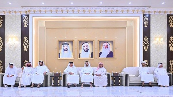 حاكم أم القيوين وولي عهده وولي عهد رأس الخيمة يعزّون في وفاة الشيخة عائشة محمد خلف