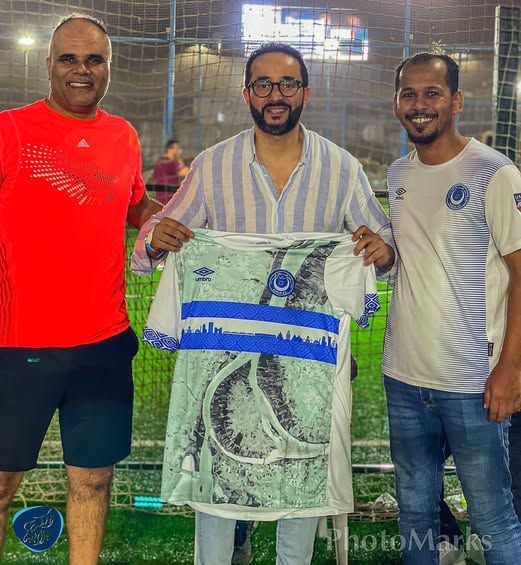 شاهد بالصورة والفيديو.. بعد حصوله على قميص نادي الهلال السوداني.. مقدم برامج بقنوات “بي ان سبورت” يوجه رسالة للبرنس: (أعرفك من سنين عمرك ما هديتنى تيشيرت واليوم حصلت عليه بعرق جبيني)
