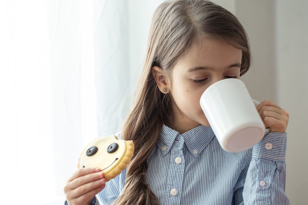 كوب الكاكاو للطفل مع صباح العودة للمدارس.. انتبهي لآثاره الجانبية