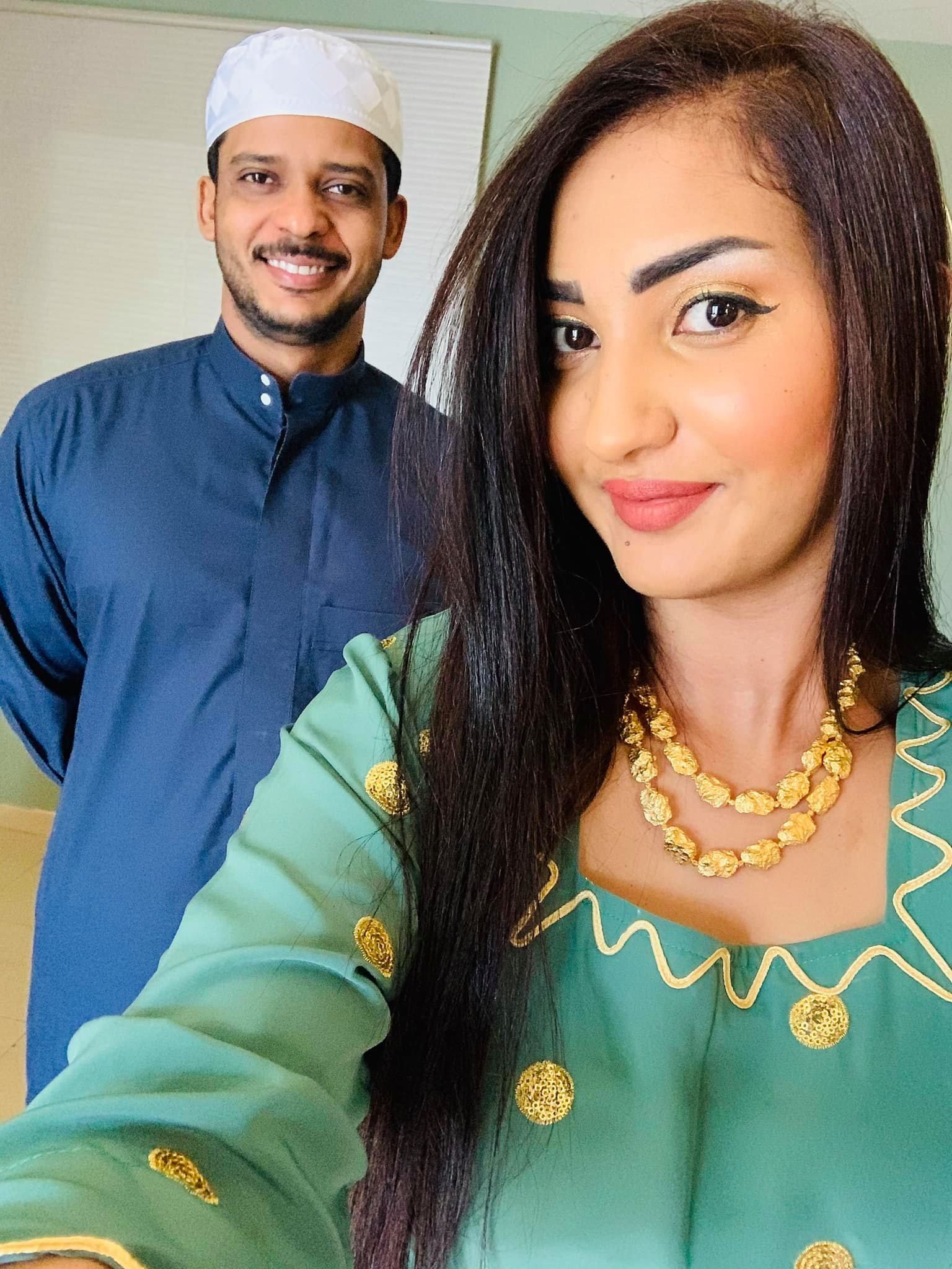 شاهد بالصورة.. بعد الهجوم الإسفيري الشرس الذي تعرض له.. المذيعة تسابيح خاطر تتغزل في زوجها “الميرغني” وتسانده: (واثِق ُ الخطوةِ يمشي ملكاً)