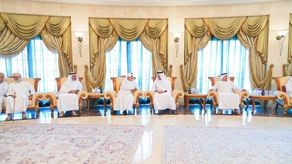 سعود بن صقر يقدم واجب العزاء في وفاة حسين خانصاحب