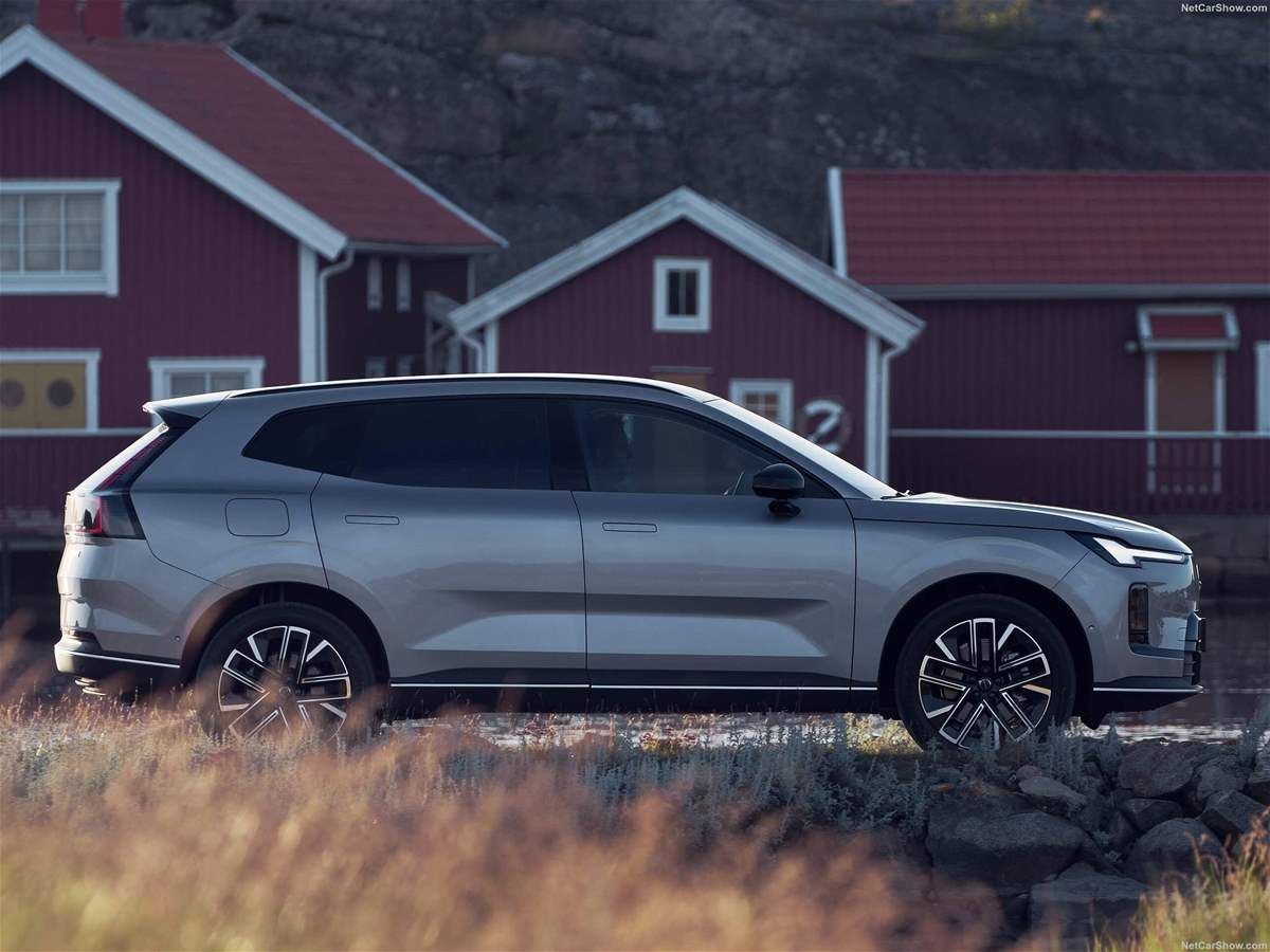 فولفو XC70… كهرباء تكاد تُقنعك، لكن هل تكفي لإسكات المشككين؟