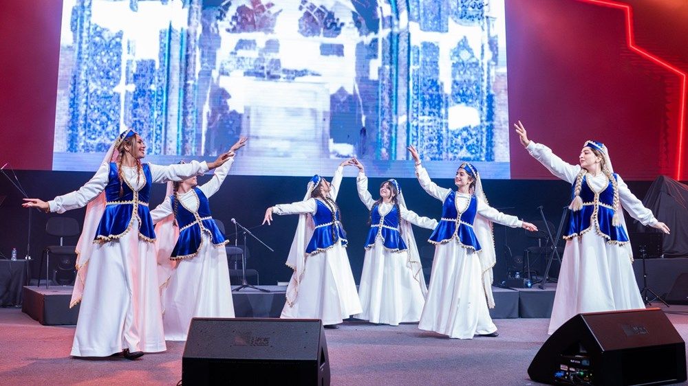 نهيان بن مبارك يشهد احتفال الإمارات بأبناء الجالية الإيرانية
