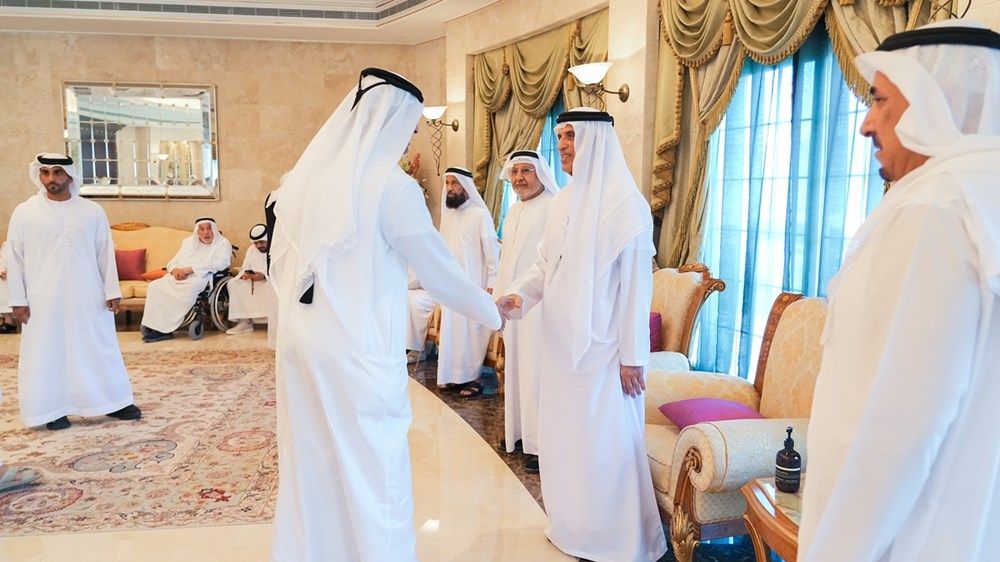 سعود بن صقر يقدم واجب العزاء في وفاة حسين خانصاحب