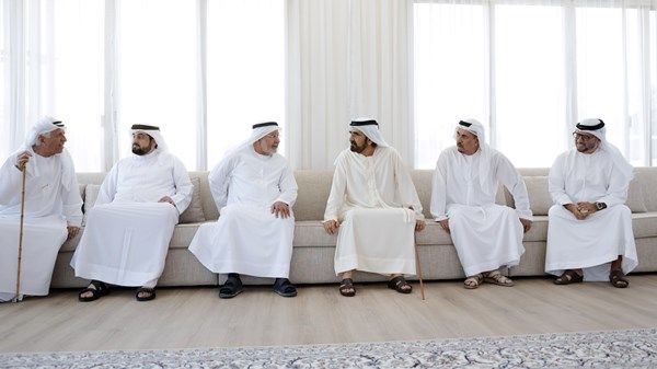 محمد بن راشد يقدم واجب العزاء في وفاة حسين خانصاحب