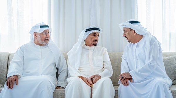 حاكم عجمان يقدم واجب العزاء في وفاة حسين خانصاحب