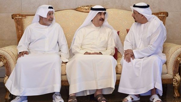 حاكم أم القيوين يقدم واجب العزاء في وفاة حسين خانصاحب